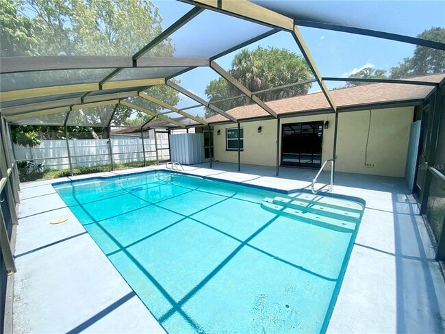 Building Photo - 8433 Somerset Dr