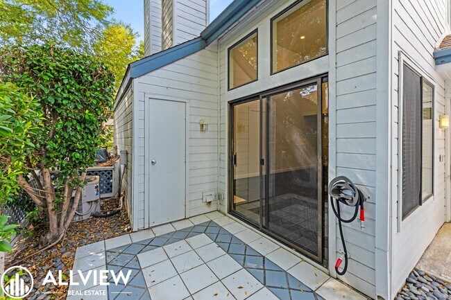 Building Photo - Beautifully Upgraded 2 Bed, 2 Bath + Den W...