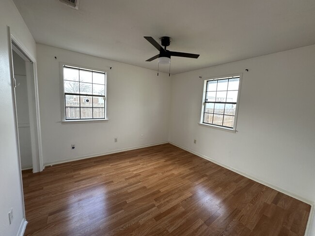 Building Photo - 211 Uecker Dr