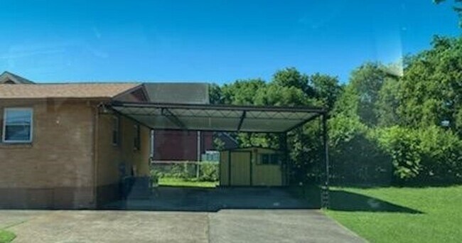 Building Photo - All brick cottage in East Nashville