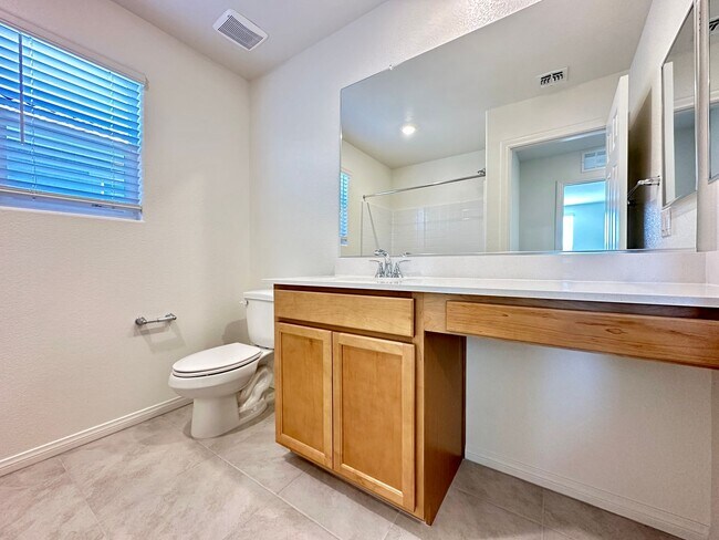 Building Photo - Saguaro North