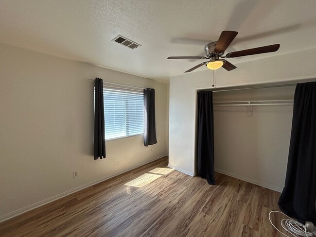 Building Photo - MASSIVE 6 bed 3 bath house in Prime Locati...
