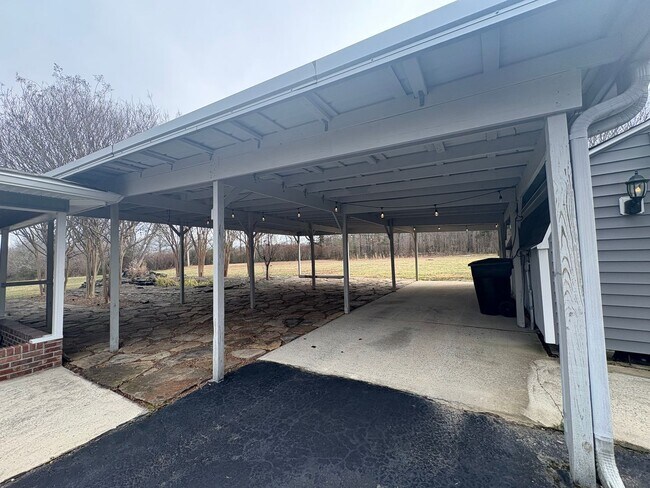 Building Photo - Charming Home Near Lakewood Golf & Country Club in Tullahoma...