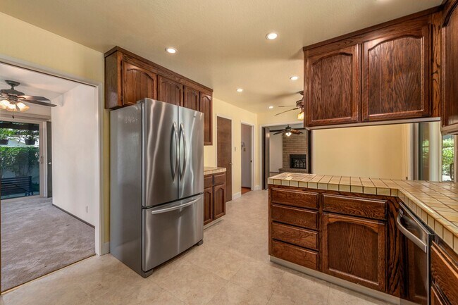 Building Photo - 3 Bedroom 2.5 Bathroom SFH in Los Altos!