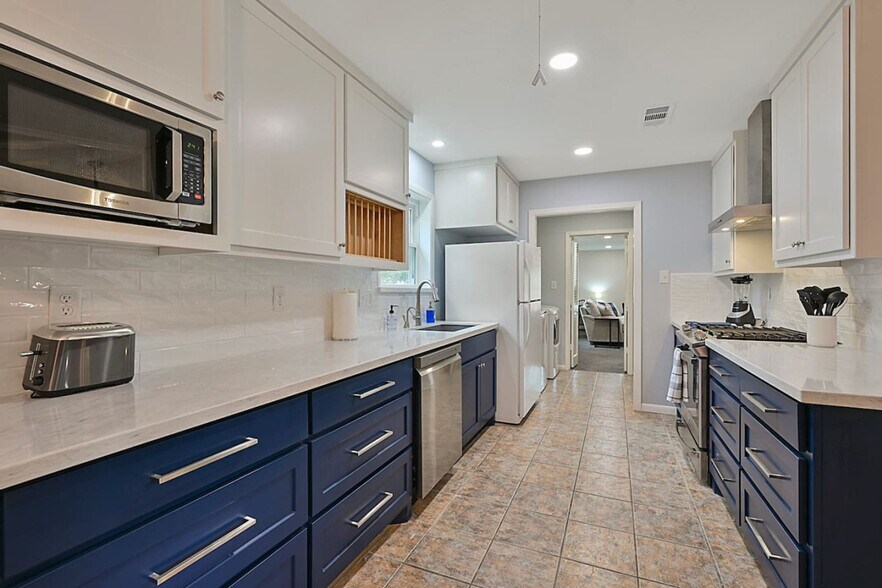 Building Photo - 1909 Langford St