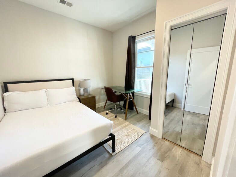 Building Photo - 21 Newport St