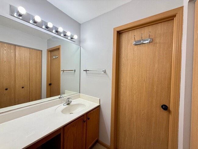 Building Photo - 616 Windsor Dr