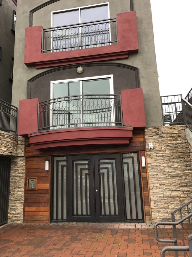 Building Photo - RENT SPECIAL - CONDO in Prime NOHO Art Dis...