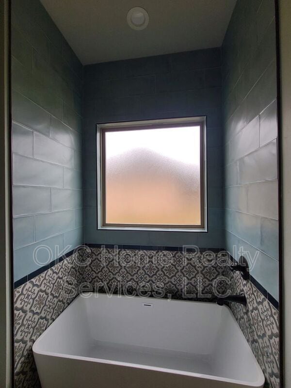 Building Photo - 4800 Hambletonian Ln