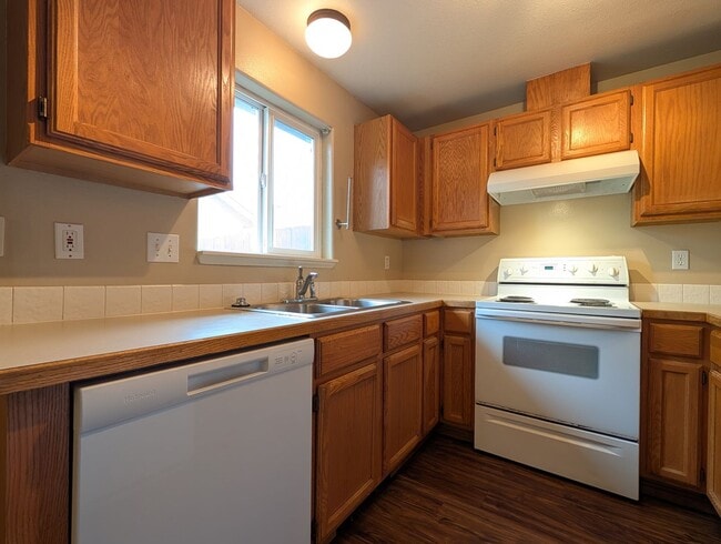 Building Photo - Nice 2bed/1.5 bath townhome- Great Springf...