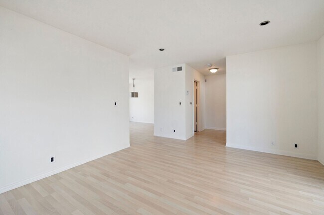 Building Photo - Beautiful 3-bedroom, 2.5-bath tri-level to...