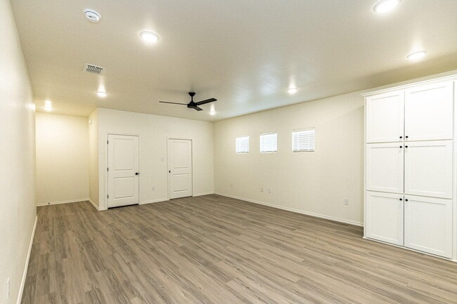 Building Photo - 5549 Lehigh St