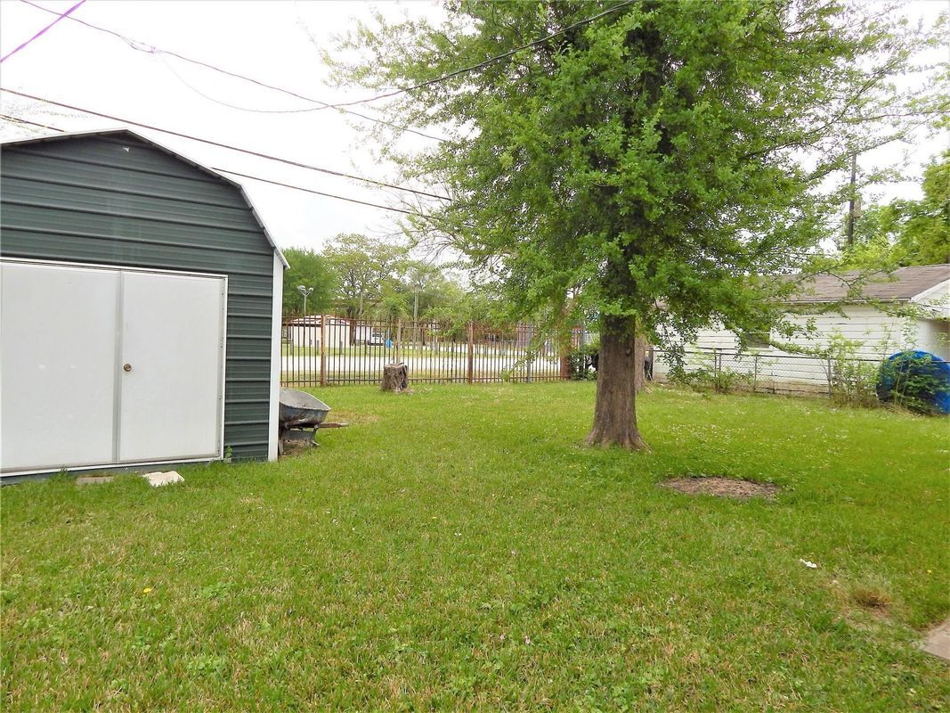 Building Photo - 1305 Jennifer Ln
