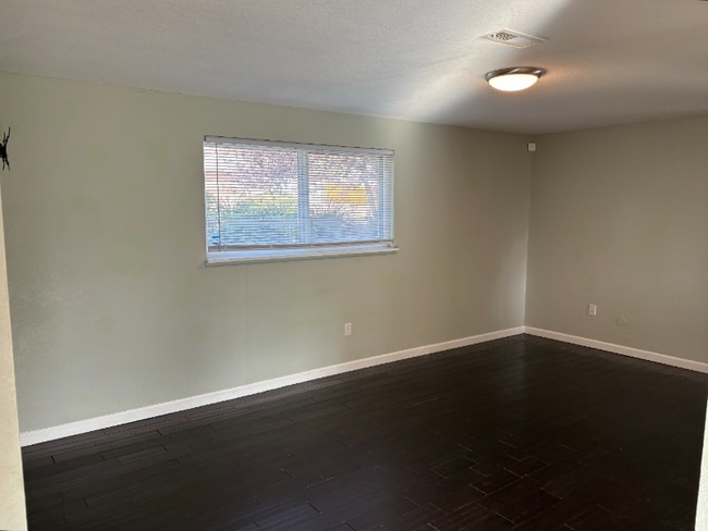 Building Photo - 4037 Valley Dr