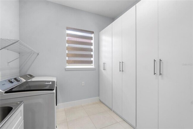 Building Photo - 2320 Symphony Cir