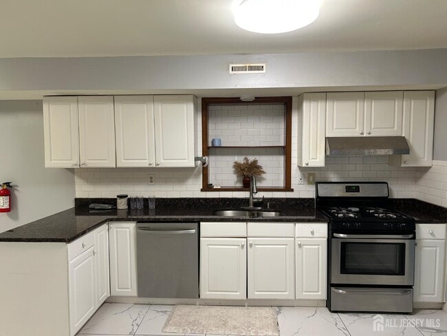 Building Photo - 26 Netherwood Cir