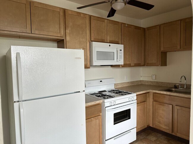 Building Photo - 1722 W Market St