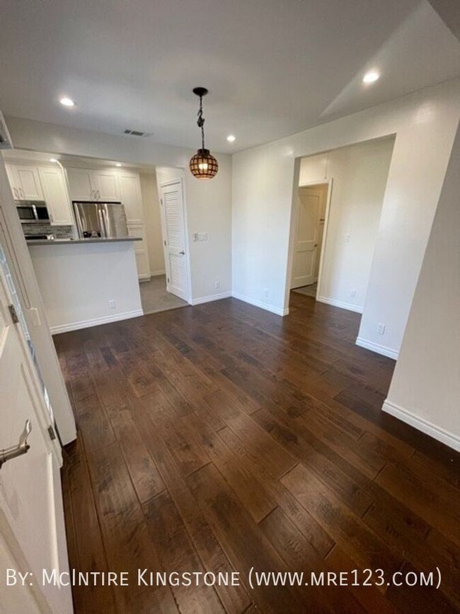 Building Photo - NEWLY REMODELED 2BD/2BA IN A GREAT NEIGHBO...