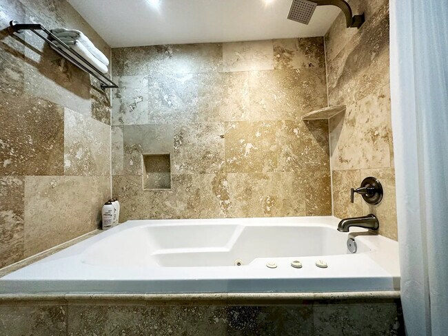 Building Photo - 7401 N Scottsdale Rd