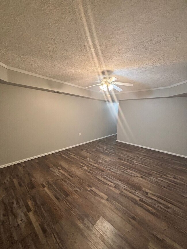 Building Photo - Newly Updated 4bd/3bth in Seymour!