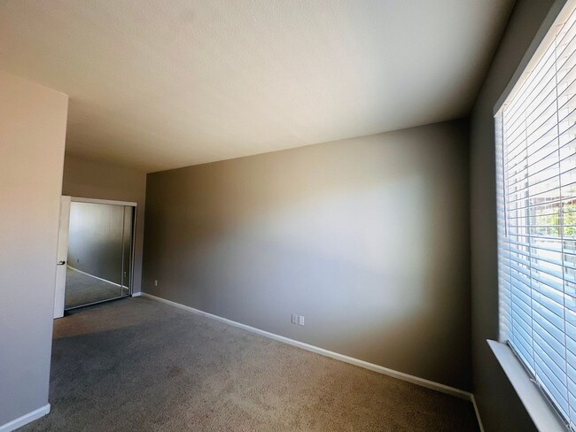 Building Photo - Full Bedroom and Bathroom Downstairs