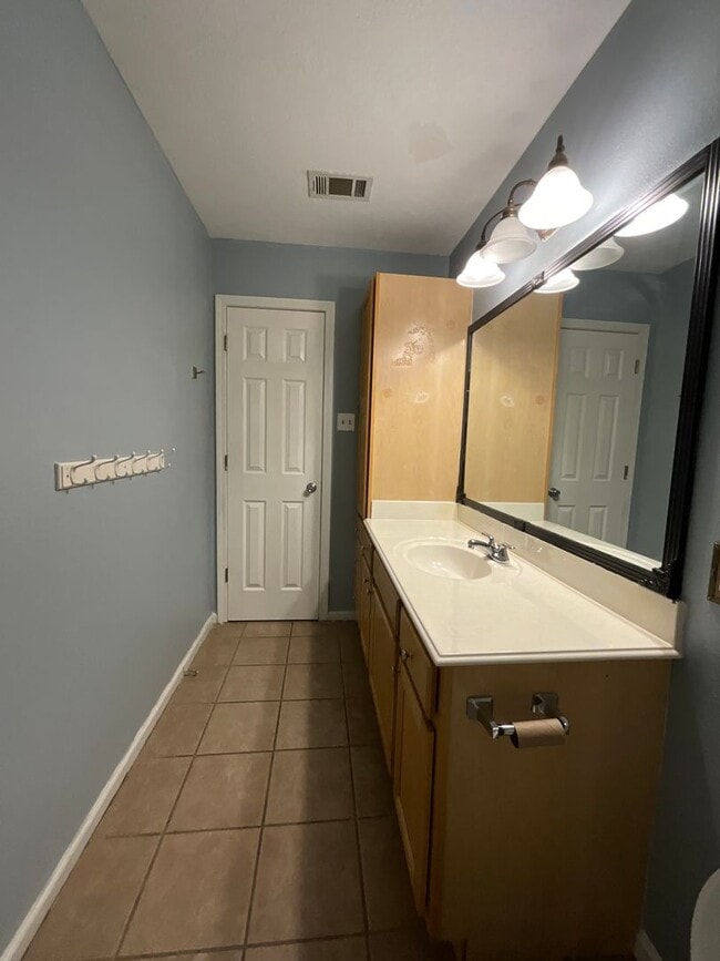 Building Photo - 2123 Hickory Dr