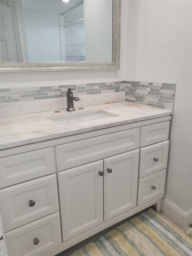 Building Photo - 1075 NE Miami Gardens Dr