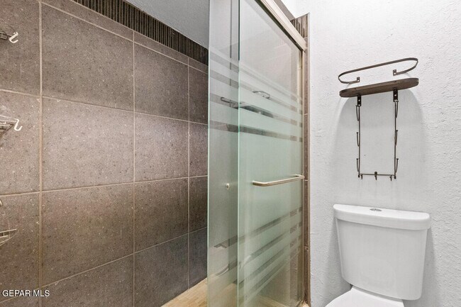 Building Photo - 6201 Escondido Dr