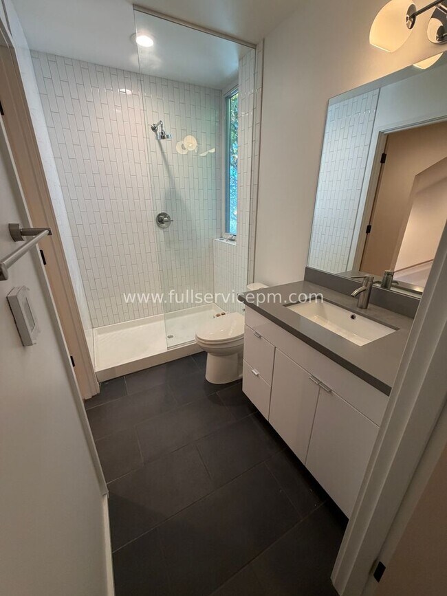 Building Photo - 7784 Highland Park Way SW