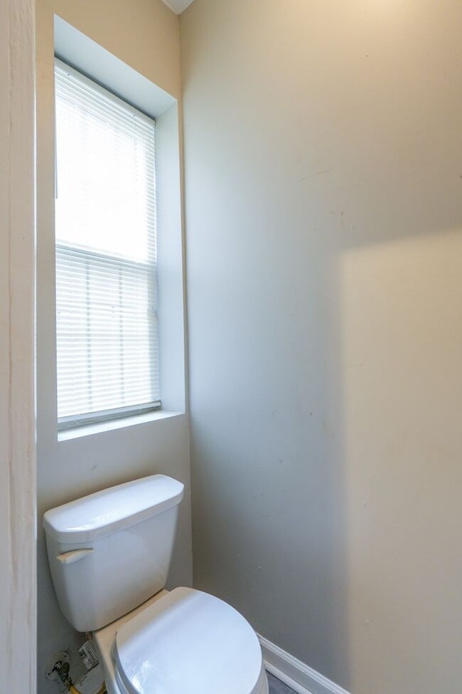 Building Photo - Newly renovated 6 bedroom 2.5 bath in Carroll Park Area