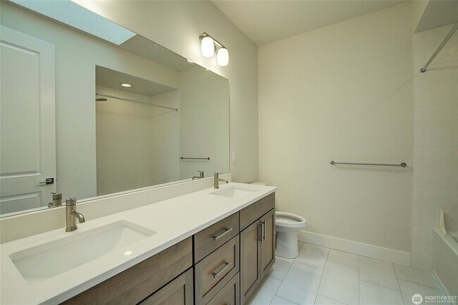 Building Photo - 5Bd/4Ba Bellevue House