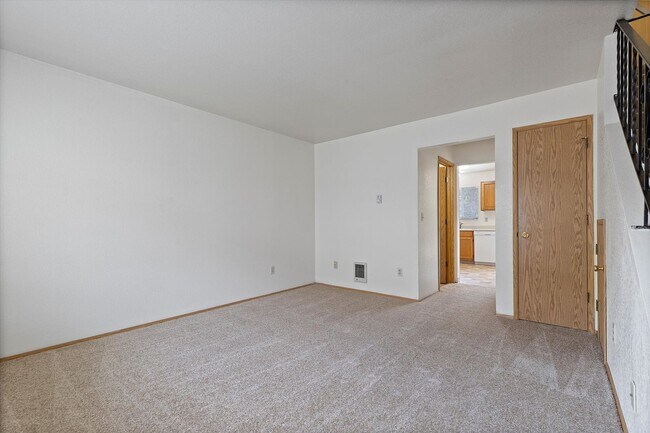 Building Photo - 2 Bedroom Townhouse