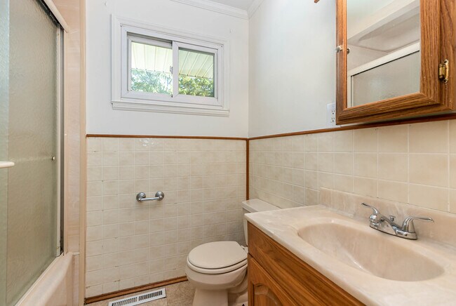 Building Photo - 4885 Oglethorpe Pl