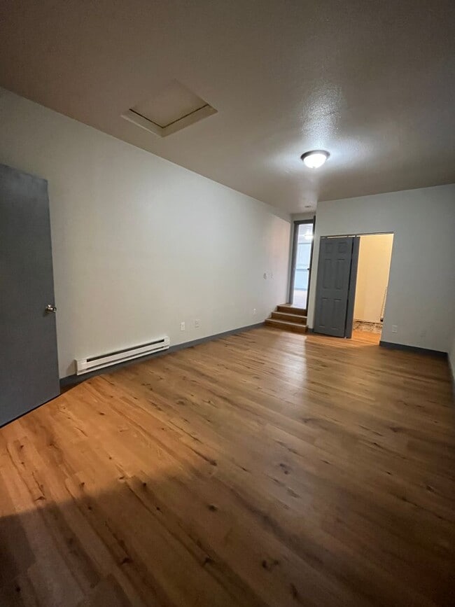 Building Photo - 403