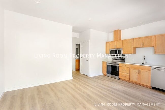 Building Photo - Brand New Modern 6BR Row House Townhome