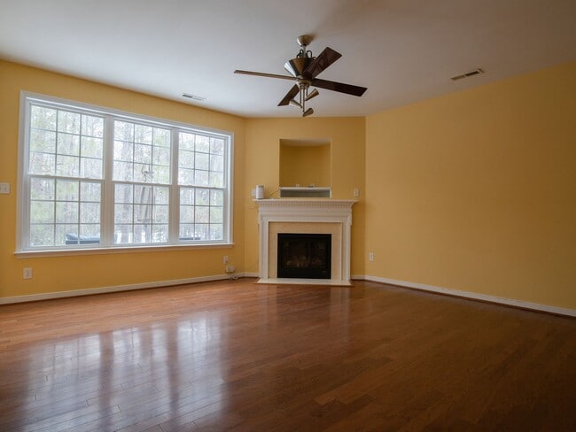 Building Photo - 4 bed townhouse available now!