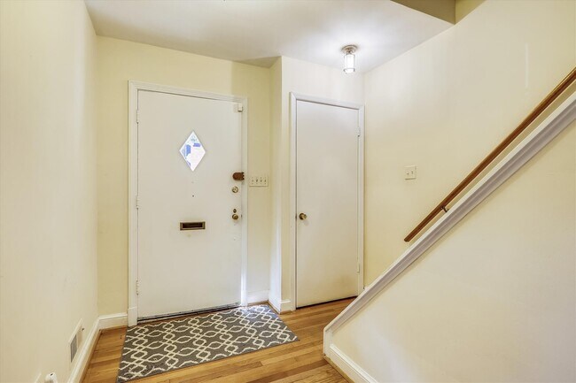 Building Photo - One Level Living -- 5bed / 3bath - Chevy Chase