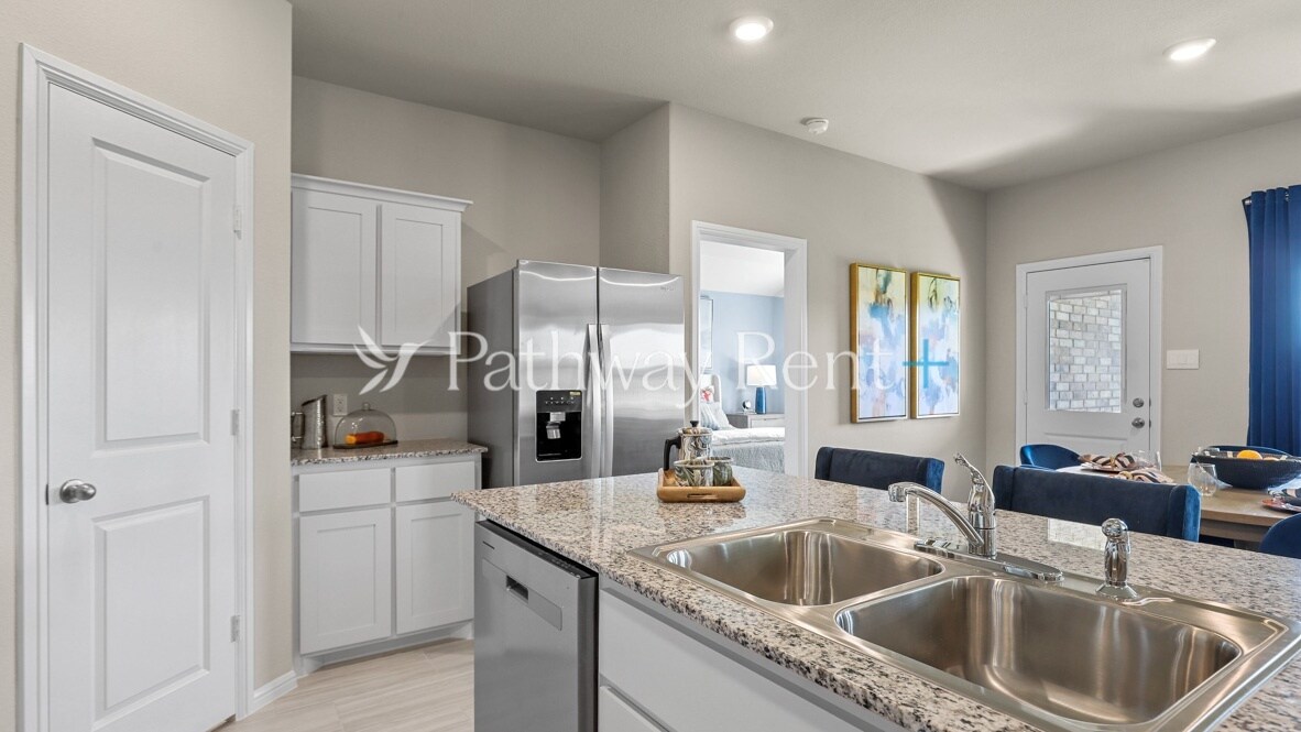 Building Photo - 9444 Golden Tree Ave