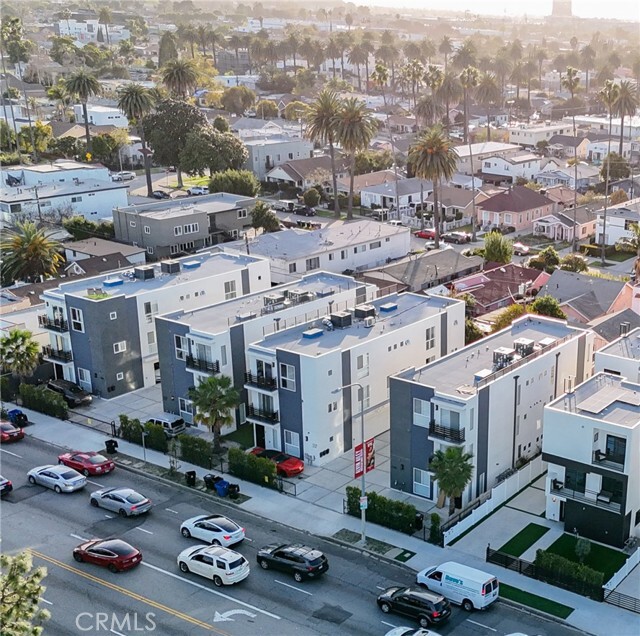 Building Photo - 2725 S La Brea Ave