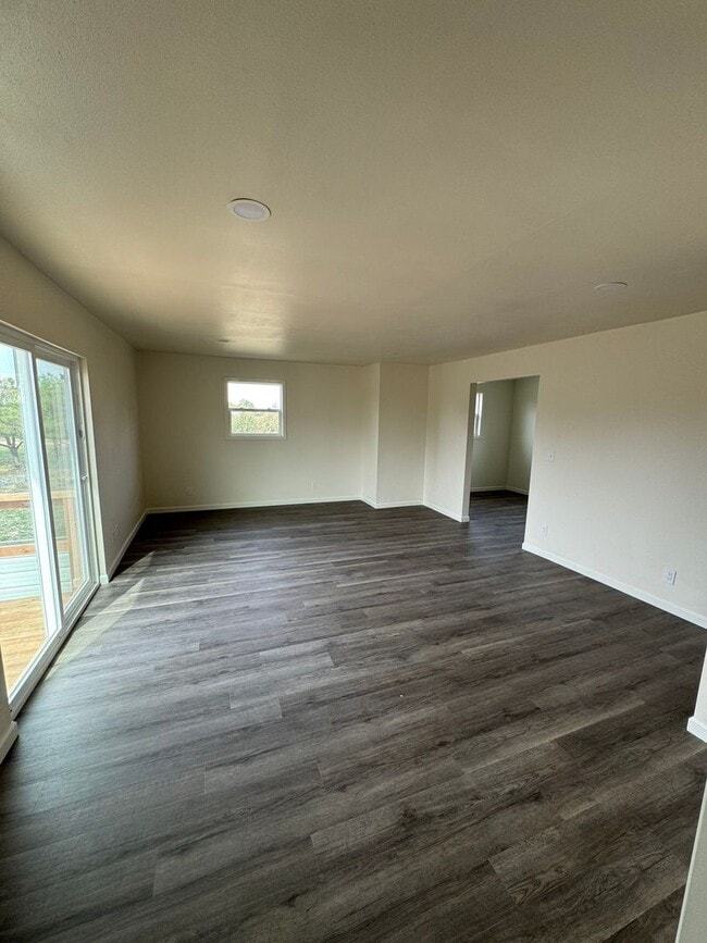 Building Photo - 4 Bedroom 2 Bath - Quiet country Property