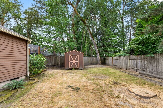 Building Photo - Must See! 3 bed/2 bath home with amazing private backyard - Double Garage/Community Pool