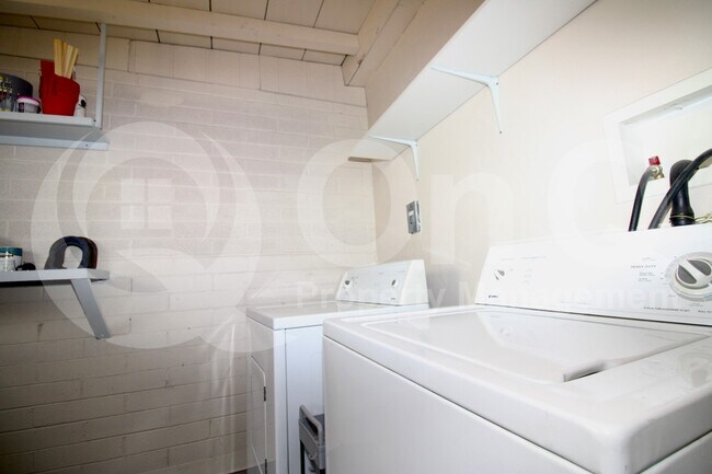 Building Photo - 4043 E Deseret Dr
