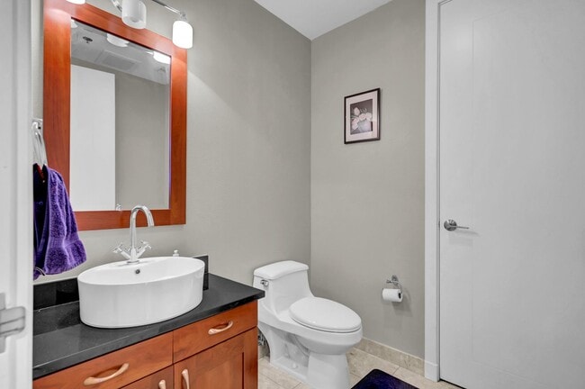Building Photo - Fully Furnished 2 Bedroom 2 Bath High Rise with Strip Views