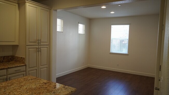 Building Photo - Beautiful 3 Bed, 2.5 Bath in Desirable Dia...