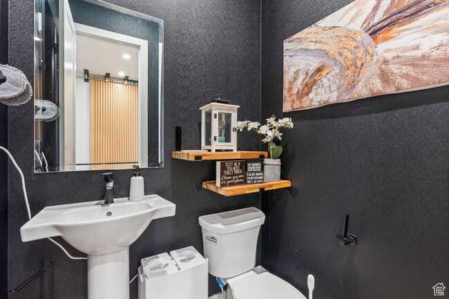 Building Photo - 837 S Finley Cir