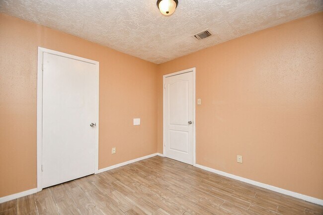 Building Photo - Nice duplex is back on the market