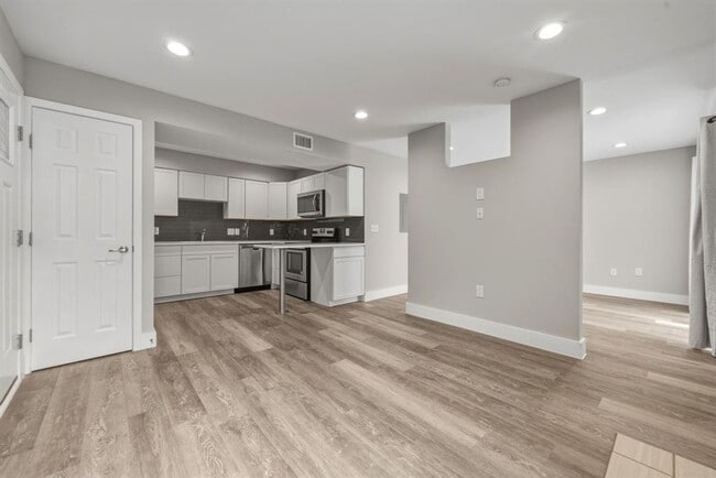 Building Photo - 935 La Posada Dr