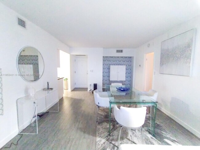 Building Photo - 3625 N Country Club Dr