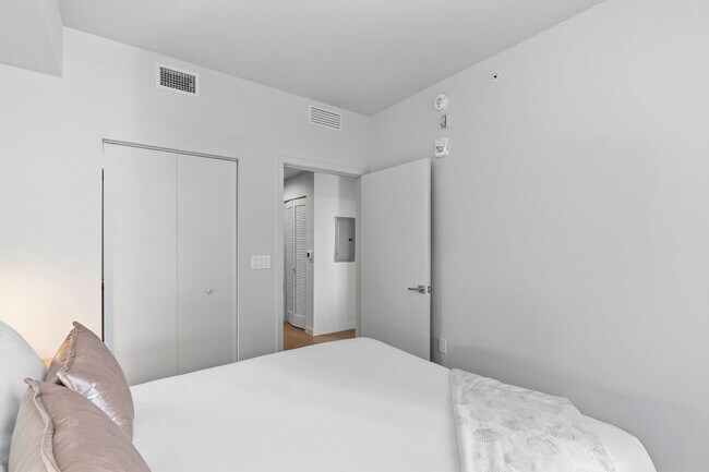 Building Photo - 11 NE 6th St