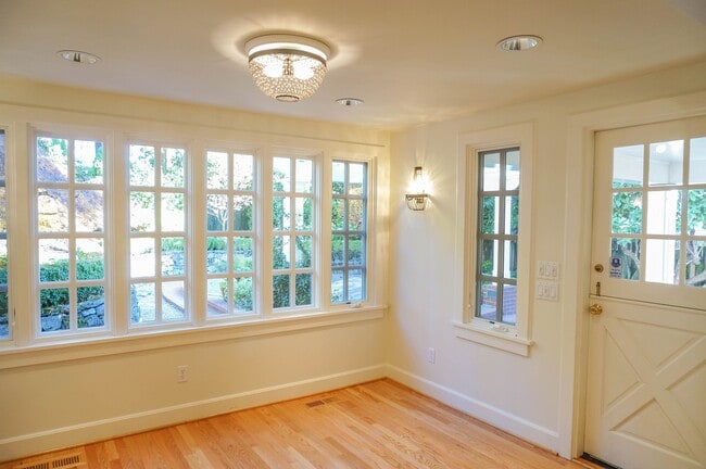 Building Photo - Dream Home in the Southwest Hills! Your Pa...